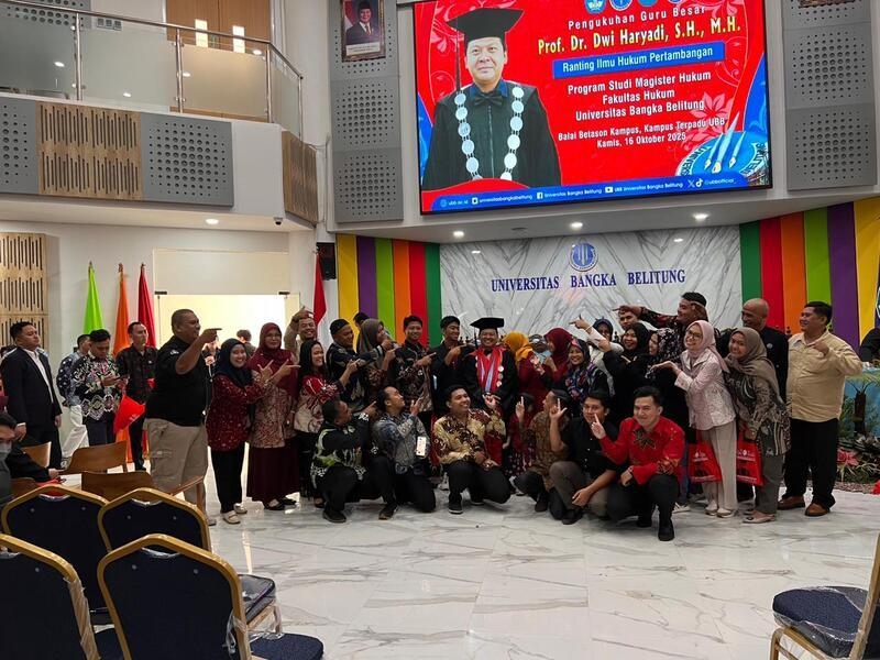 DWI HARYADI DIKUKUHKAN SEBAGAI GURU BESAR PERTAMA FAKULTAS HUKUM UBB